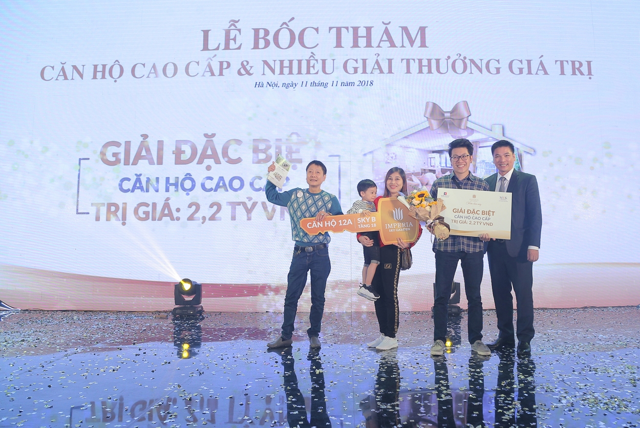 Anh Trần Quang Dũng (phường Phúc Tân, Hoàn Kiếm, Hà Nội) may mắn trúng thưởng 1 căn hộ tại Sky B tầng 12A giá trị hơn 2,2 tỷ đồng