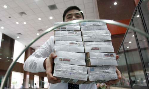  Fitch Ratings đánh giá nợ công của Việt Nam có những diễn biễn tích cực. Ảnh: Reuters