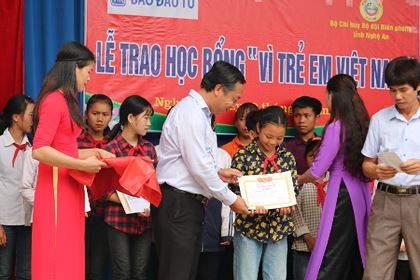  Ông Lê Trọng Minh, Tổng Biên tập Báo Đầu tư trao học bổng cho các em học sinh