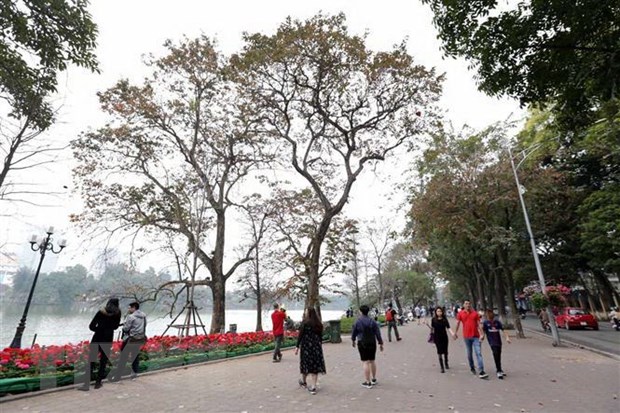 Nhiều người dân đi chơi quanh Hồ Hoàn Kiếm. (Ảnh: Anh Tuấn/TTXVN)