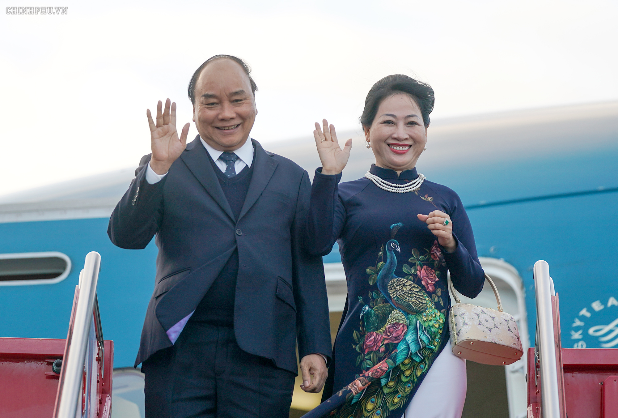 Thủ tướng Nguyễn Xuân Phúc cùng Phu nhân đến sân bay Gardermoen, Oslo, bắt đầu chuyến thăm chính thức Vương quốc Na Uy. Ảnh: VGP/Quang Hiếu