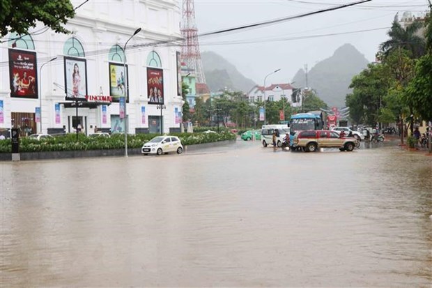 Đường Trường Chinh, thành phố Sơn La bị ngập úng sau cơn mưa chiều 31/5. (Ảnh: Nguyễn Cường/TTXVN)