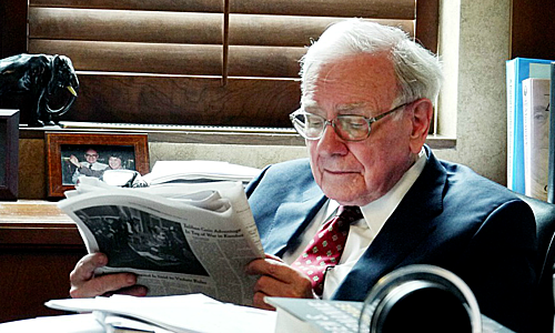  Warren Buffett dành 5 - 6 tiếng để đọc sách báo mỗi ngày. Ảnh: Noteworthy.