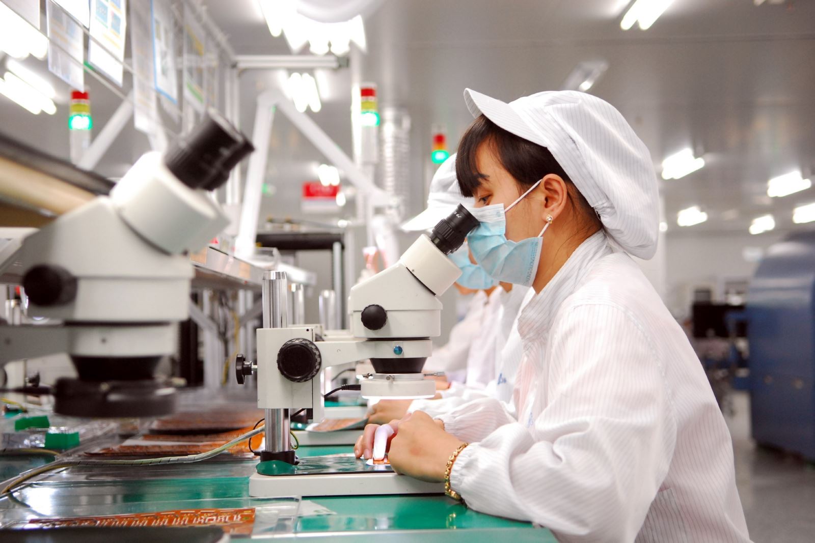 Sản xuất linh kiện điện tử tại Công ty TNHH Synopex Việt Nam (vốn đầu tư của Hàn Quốc), tại Khu công nghiệp Quang Minh (Hà Nội). Ảnh minh họa: Danh Lam/TTXVN