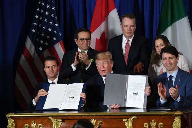 Tổng thống Mexico Enrique Pena Nieto, Tổng thống Mỹ Donald Trump và Thủ tướng Canada Justin Trudeau tại lễ ký USMCA. (Ảnh: AFP/TTXVN)