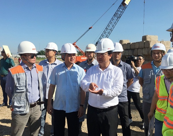Phó Chủ tịch Thành phố Nguyễn Thế Hùng kiểm tra tiến độ Dự án Nhà máy xử lý nước thải Yên Xá. Ảnh: Thùy Linh/VGPNews
