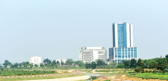 Đô thị Hòa Lạc là đô thị lớn nhất trong 5 đô thị vệ tinh của Hà Nội, nhưng hiện ngoài Khu công nghệ cao, các phân khu khác chủ yếu vẫn “bất động”. Ảnh: Dũng Minh