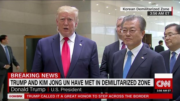 Tổng thống Mỹ Donald Trump phát biểu trước báo chí bên cạnh Tổng thống Hàn Quốc Moon Jae-in sau cuộc gặp song phương với nhà lãnh đạo Triều Tiên Kim Jong-un ở DMZ. (Nguồn: CNN)