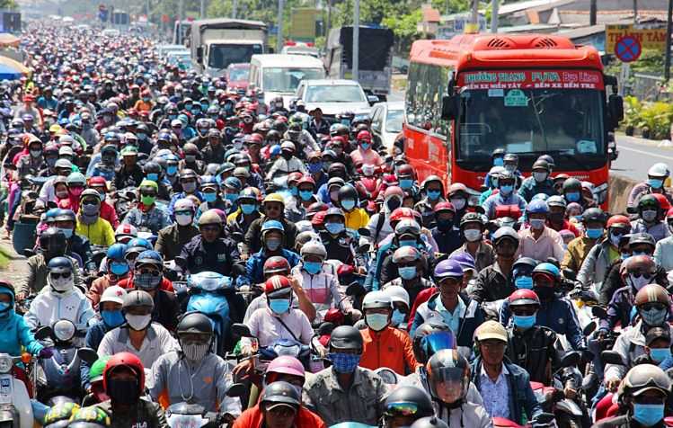  Mật độ dân số cao ở những thành phố lớn như Hà Nội, TP HCM khiến hạ tầng giao thông thường xuyên quá tải. Ảnh: Hoàng Nam
