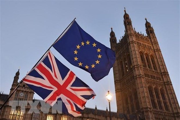 Cờ Anh (phía dưới) và cờ EU (phía trên) bên ngoài tòa nhà Quốc hội ở thủ đô London (Anh). (Ảnh: AFP/TTXVN)