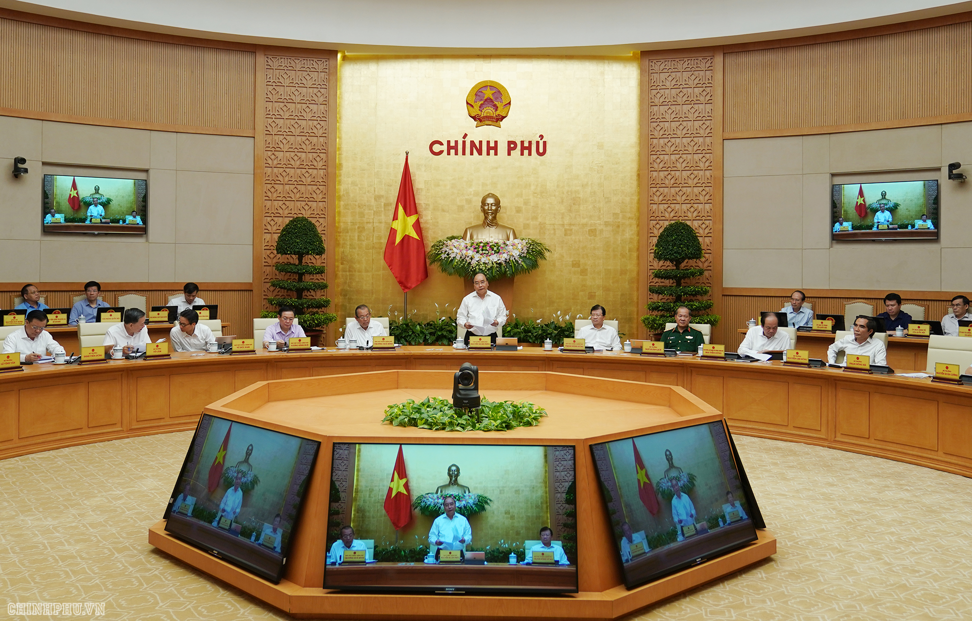 Thủ tướng Nguyễn Xuân Phúc chủ trì phiên họp. Ảnh: VGP/Quang Hiếu