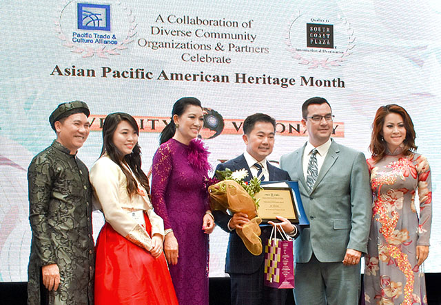 Ông Chris Lộc Đào (đứng giữa) nhận Giải thưởng Diversity Visionary Award - Giải thưởng hướng về cộng đồng