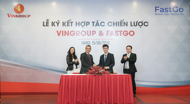 Phó Tổng giám đốc Tập đoàn Vingroup Võ Quang Huệ và Chủ tịch HĐQT FastGo Nguyễn Hữu Tuất ký kết thỏa thuận hợp tác cung cấp 1.500 xe VinFast Fadil cho FastGo