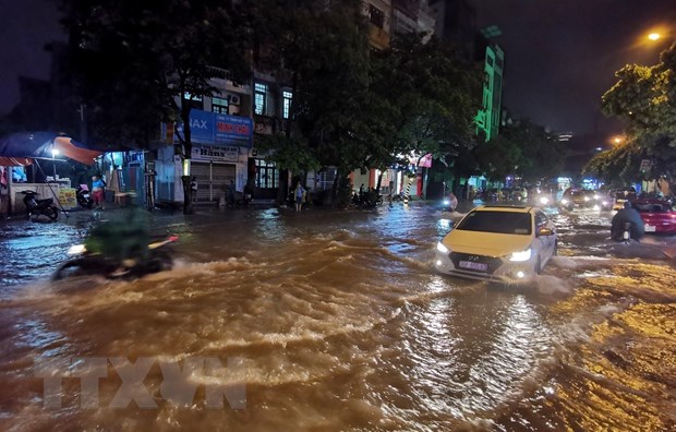 Mưa lớn gây ngập tại Hà Nội. (Ảnh: Thành Đạt/TTXVN)