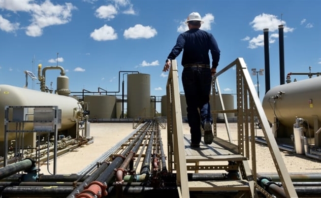 Một công nhân tại một cơ sở sản xuất dầu thuộc sở hữu của Parsley Energy ở lưu vực Permian gần Midland, Texas, ngày 23/8/2018. Nguồn ảnh: Reuters