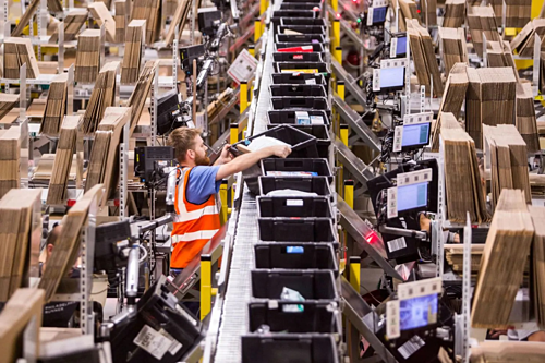  Nhân viên làm việc trong một trung tâm hoàn thiện đơn hàng của Amazon. Ảnh: Bloomberg