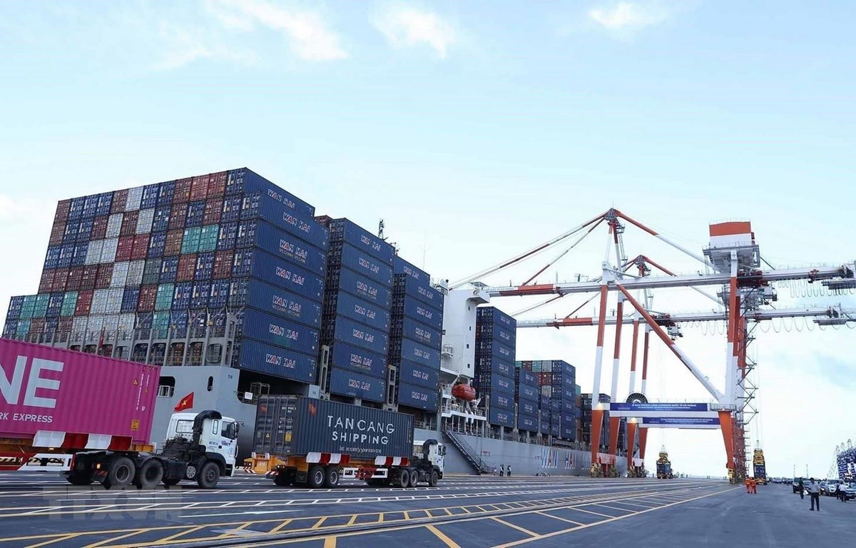 Hoạt động bốc xếp hàng hóa tại Cảng Container Quốc tế Hải Phòng. (Ảnh: TTXVN)