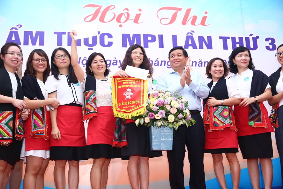 Bộ trưởng Nguyễn Chí Dũng trao giải Đặc biệt cho đội thi đến tự Vụ kinh tế, địa phương và lãnh thổ. Ảnh: Lê Tiên