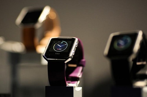  Google muốn tiếp cận người dùng thiết bị đeo và đồng hồ thông minh qua thương hiệu Fitbit. Ảnh: HypeBeast