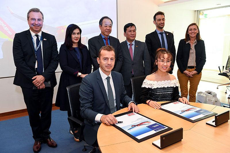 Tổng Giám đốc Vietjet Nguyễn Thị Phương Thảo (phải) và Ông Guillaume Faury, Chủ tịch & Tổng giám đốc của Tập đoàn Airbus cùng ký kết hợp đồng mua 20 tàu bay A321XLR với sự chứng kiến của lãnh đạo cấp cao hai bên
