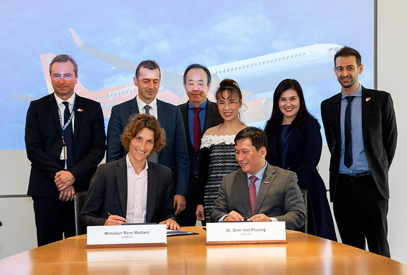 Phó Tổng Giám đốc Vietjet Đinh Việt Phương (phải) ký kết thoả thuận đầu tư thêm 2 buồng lái mô phỏng với đại diện Airbus 