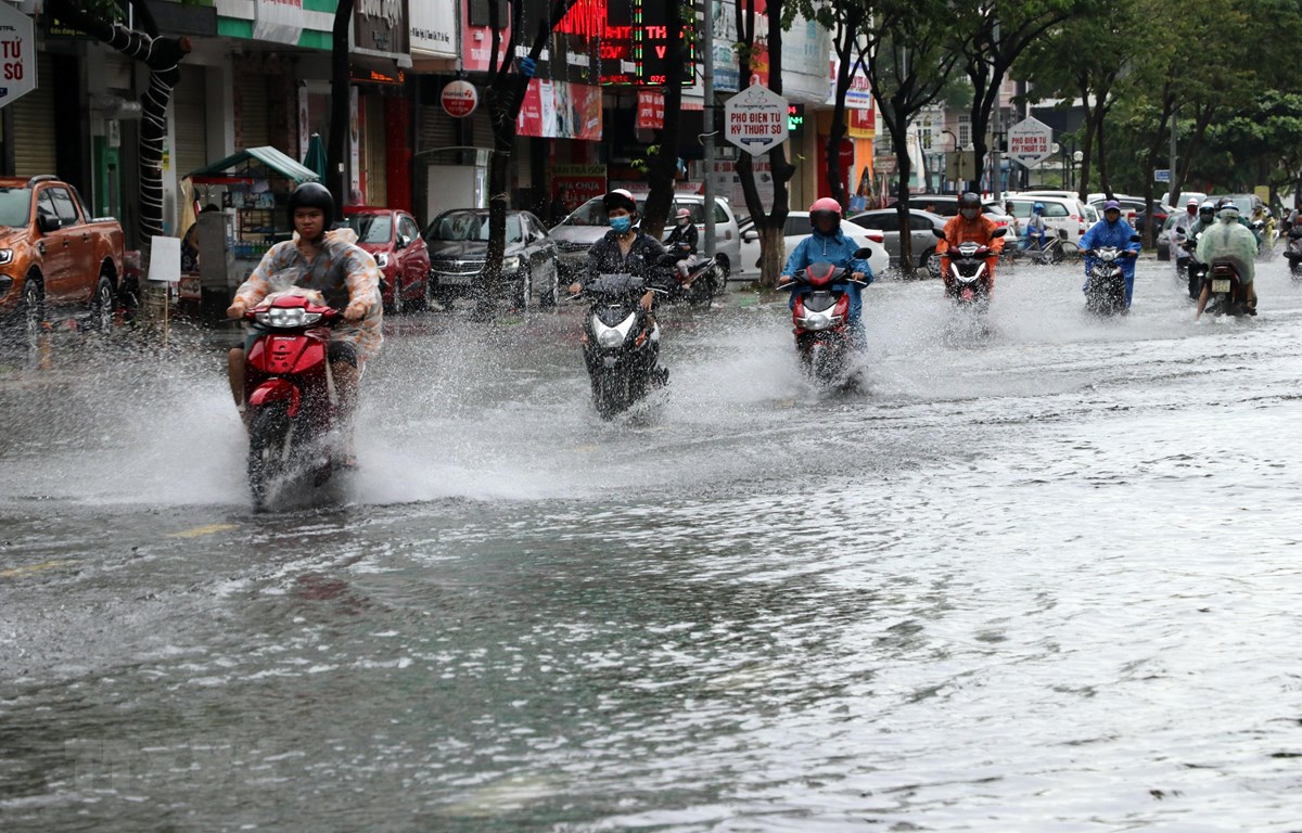 Khu vực đường Hàm Nghi (Đà Nẵng) bị ngập do mưa lớn. (Ảnh: Trần Lê Lâm - TTXVN)