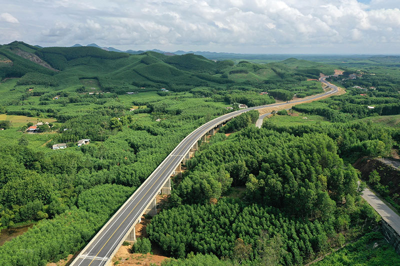  Đường cao tốc La Sơn - Túy Loan đoạn qua huyện Nam Đông, tỉnh Thừa Thiên-Huế. (Ảnh: Hồ Cầu/TTXVN)
