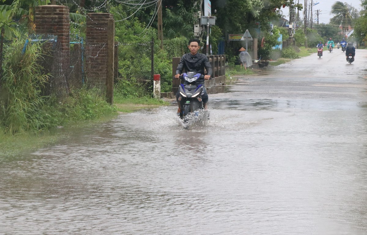 Do ảnh hưởng của bão, mưa lớn nhiều tuyến đường giao thông tại huyện Tuy An, Phú Yên đã bị ngập. (Ảnh: Phạm Cường/TTXVN)