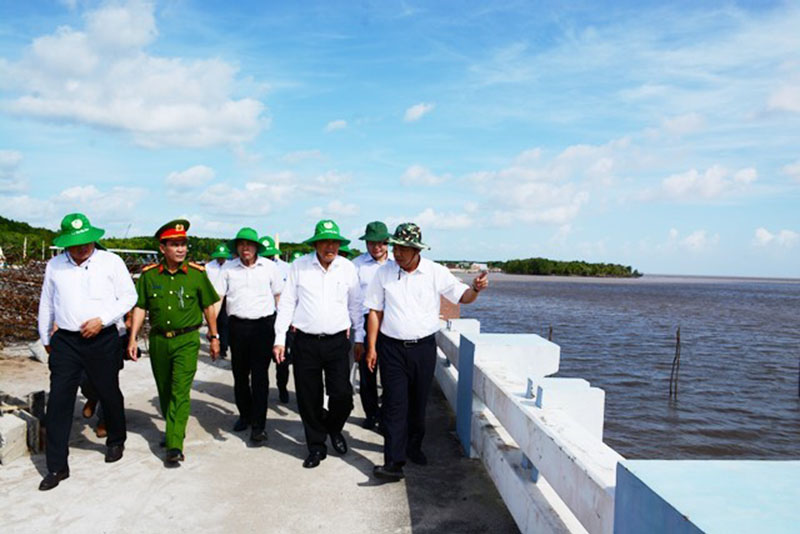 Phó Thủ tướng Thường trực Chính phủ Trương Hòa Bình (thứ 2 từ phải sang) kiểm tra thực tế công trình kè chống sạt lở tại Khu du lịch Mũi Cà Mau