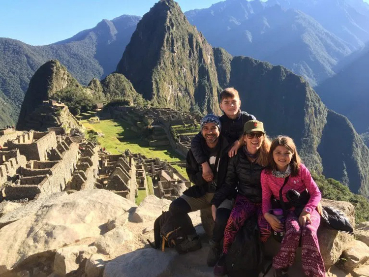  Gia đình Andre ở Machu Picchu, Peru tháng 6 năm 2019. Ảnh: Andre Baldeo /SWNS.COM