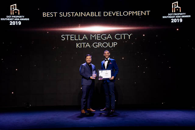 Ông Đặng Kim Khánh, Giám đốc khối Marketing – Thiết kế của tập đoàn KITA Group nhận giải “Dự án khu đô thị phát triển bền vững nhất Đông Nam Á”