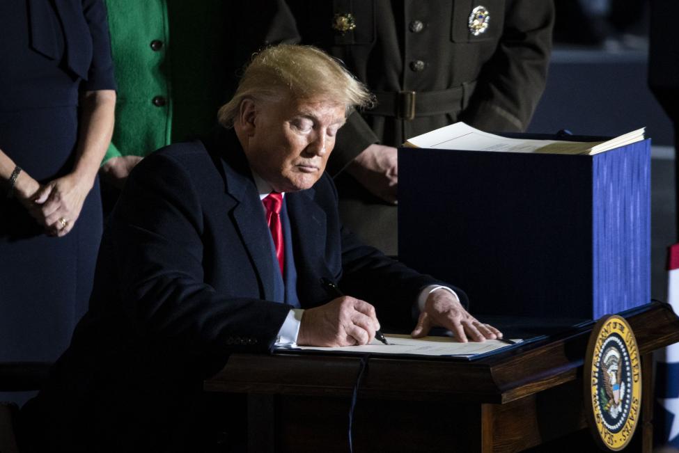 Tổng thống Mỹ Donald Trump đã ký ban hành đạo luật tăng nợ. Nguồn ảnh: upi.com