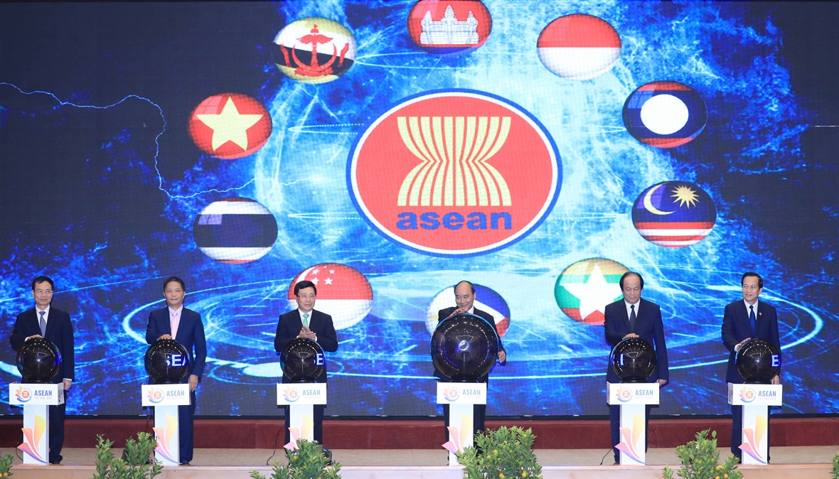 Thủ tướng Nguyễn Xuân Phúc, Chủ tịch ASEAN 2020 và các đại biểu thực hiện nghi thức khai trương website ASEAN 2020 chiều 6/1/2020