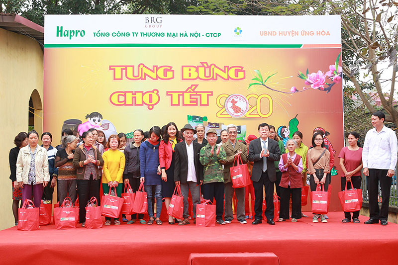 Hàng chục suất quà Tết đã được Harpo trao tặng đến các hộ gia đình chính sách, gia đình có hoàn cảnh khó khăn của xã Đồng Tân, huyện Ứng Hòa, Hà Nội