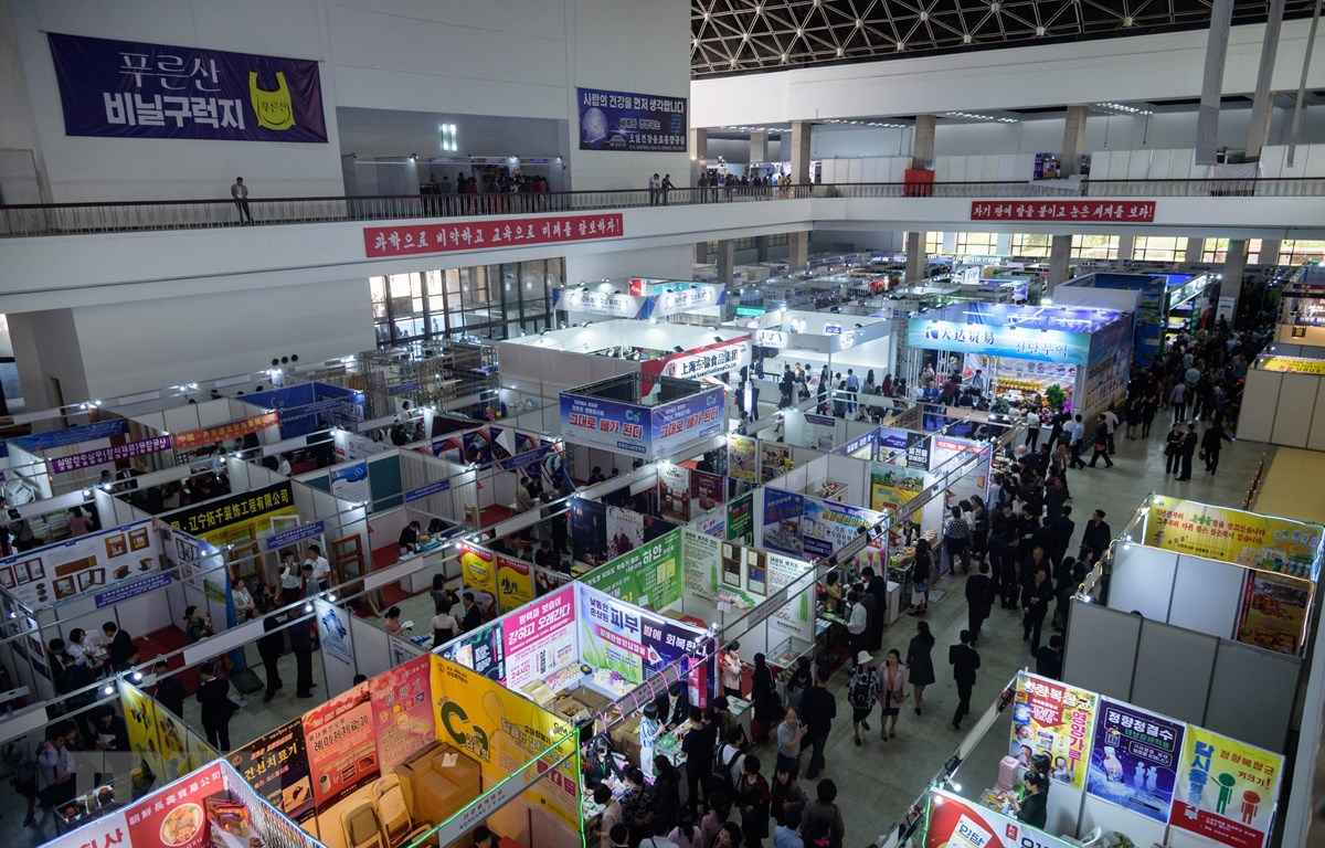 Các gian hàng tại hội chợ thương mại ở Bình Nhưỡng, Triều Tiên, ngày 20/5/2019. (Ảnh: AFP/TTXVN)