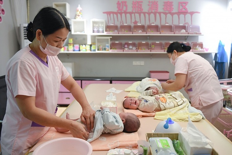  Chăm sóc trẻ sơ sinh ở Trung Quốc. Ảnh: Xinhua