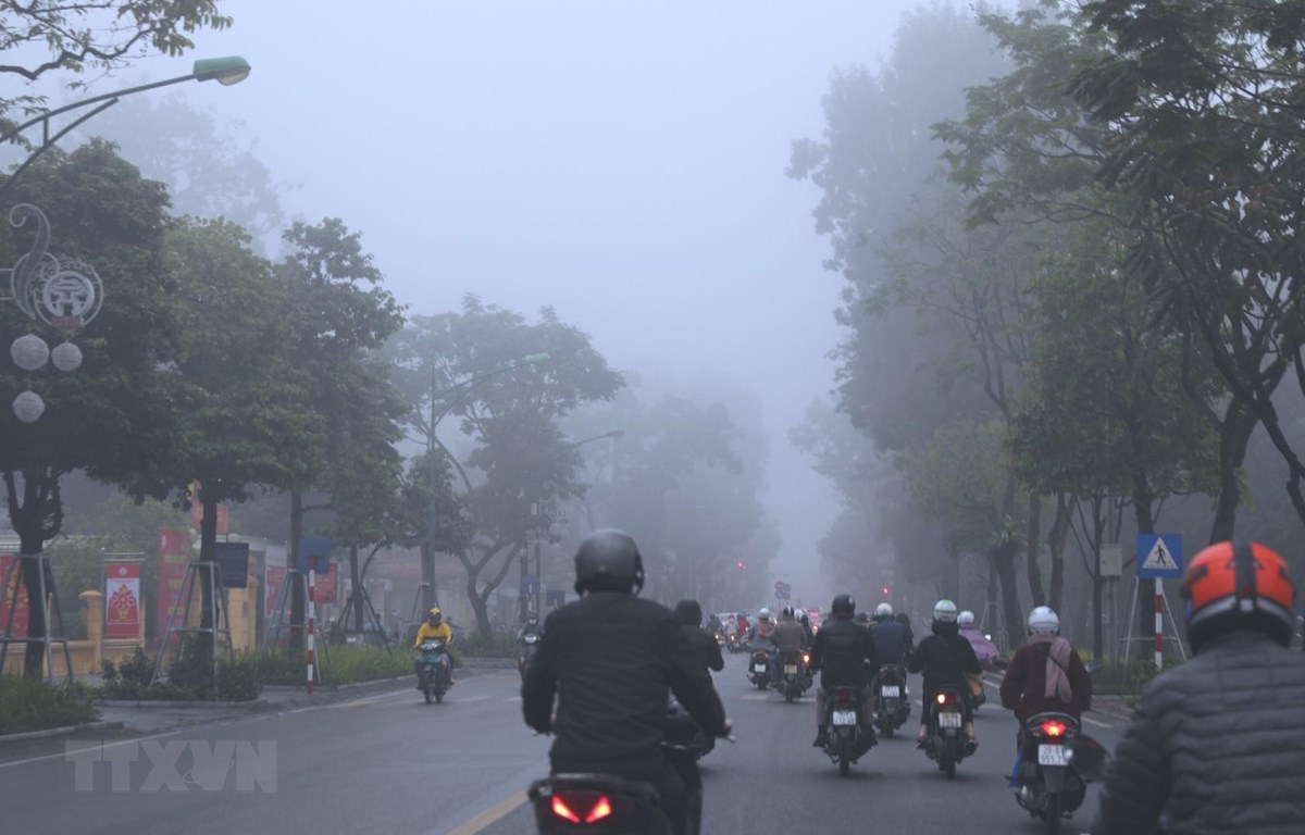 Sương mù phủ kín đường Kim Mã, tầm nhìn xa hạn chế. (Ảnh: Thành Đạt/TTXVN)