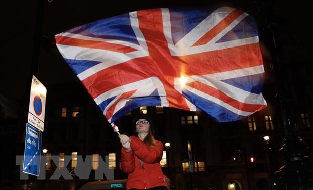 Người dân ủng hộ Brexit tập trung tại Quảng trường Nghị viện Anh ở London, chờ đến thời khắc 23 giờ GMT tối 31/1/2020, thời điểm Anh chính thức rời EU. (Ảnh: AFP/TTXVN)