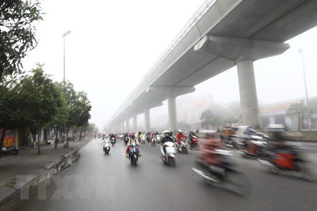 Sương mù trên phố Xuân Thủy, Cầu Giấy, Hà Nội. (Ảnh: Văn Điệp/TTXVN)