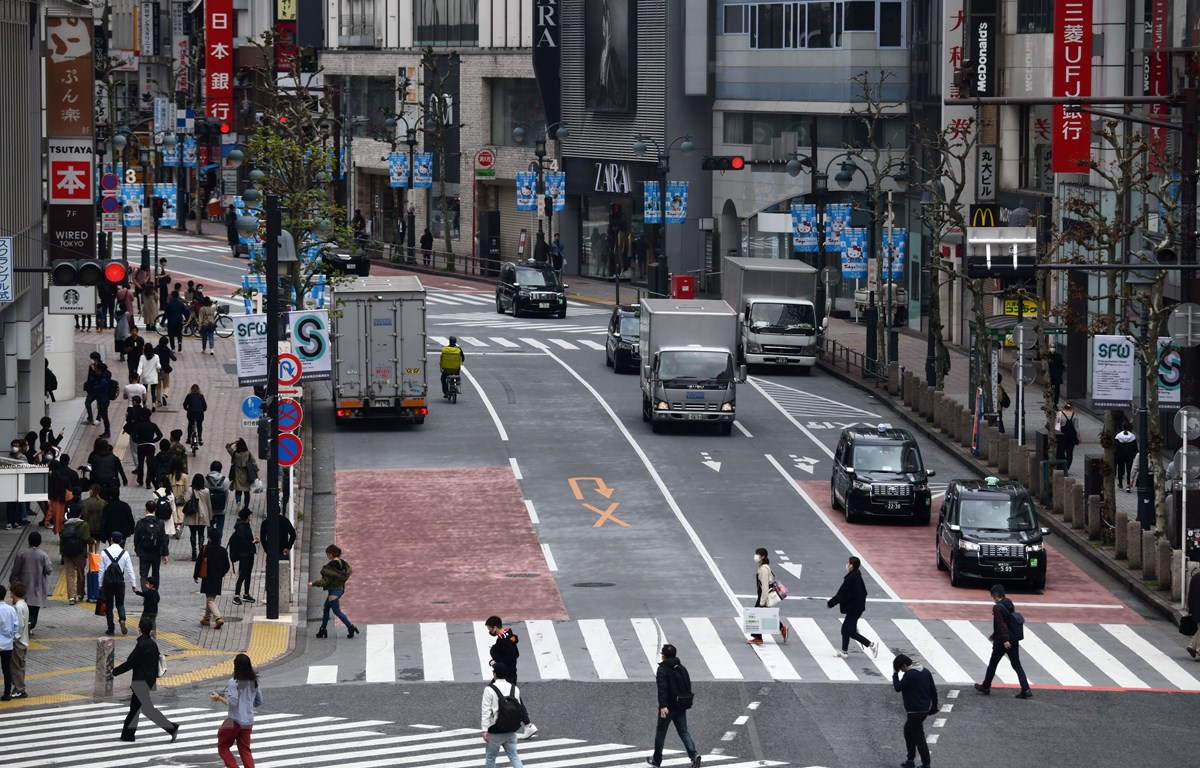 Người dân di chuyển trên đường phố tại Tokyo, Nhật Bản ngày 28/3/2020. (Ảnh: AFP/ TTXVN)