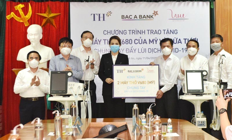 Bà Trần Như Trang (đại diện tập đoàn TH, Giám đốc Quỹ Vì Tầm vóc Việt) trao tặng hai máy thở cho đại diện Bệnh viện Đa khoa tỉnh Nghệ An.