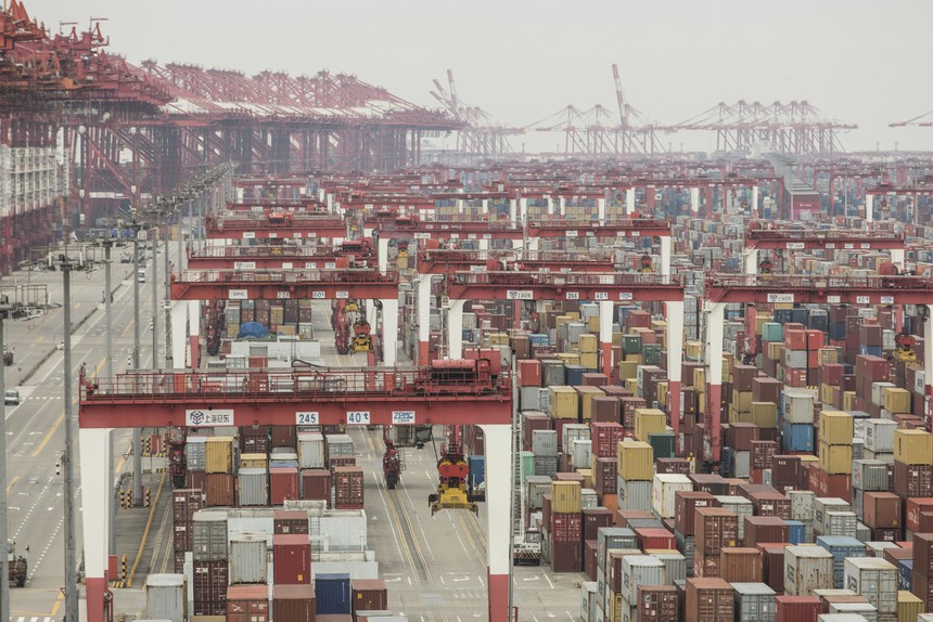 Một cảng biển tại Thượng Hải với các container xếp đầy ngày 4/2/2020