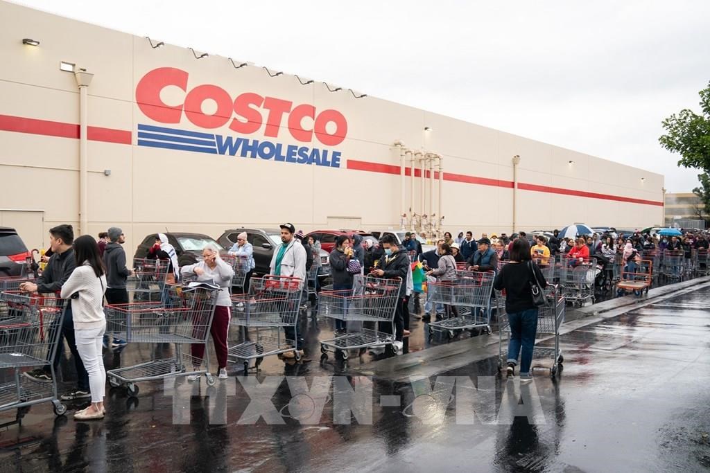 Người dân xếp hàng mua đồ tại siêu thị ở Los Angeles, Mỹ ngày 14/3/2020, trong bối cảnh dịch COVID-19 lan rộng. Ảnh: THX/TTXVN