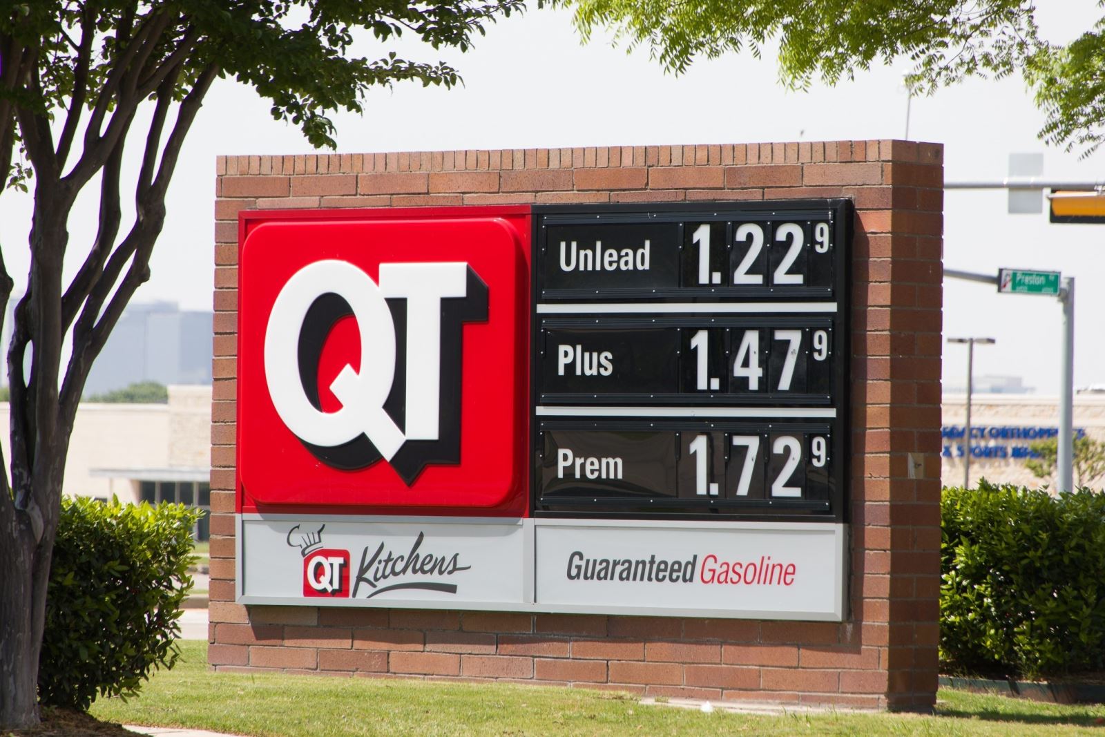 Giá xăng dầu được niêm yết tại trạm xăng ở Plano, Texas, Mỹ ngày 20/4/2020. Ảnh: THX/TTXVN