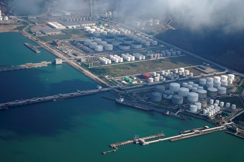 Các bể chứa dầu và khí tại một kho dầu tại một cảng ở Chu Hải, Trung Quốc. Nguồn: Reuters