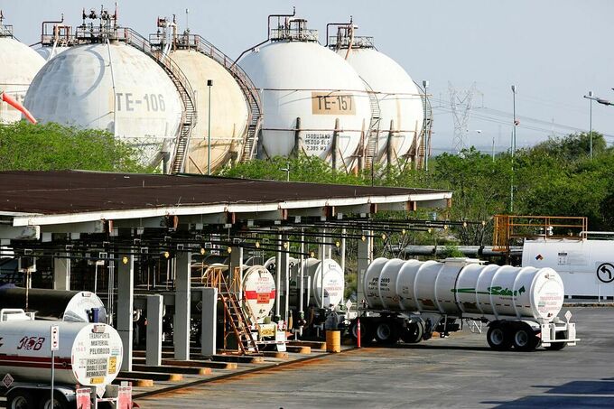   Bên ngoài nhà máy lọc dầu của Pemex ở Monterrey (Mexico). Ảnh: Reuters