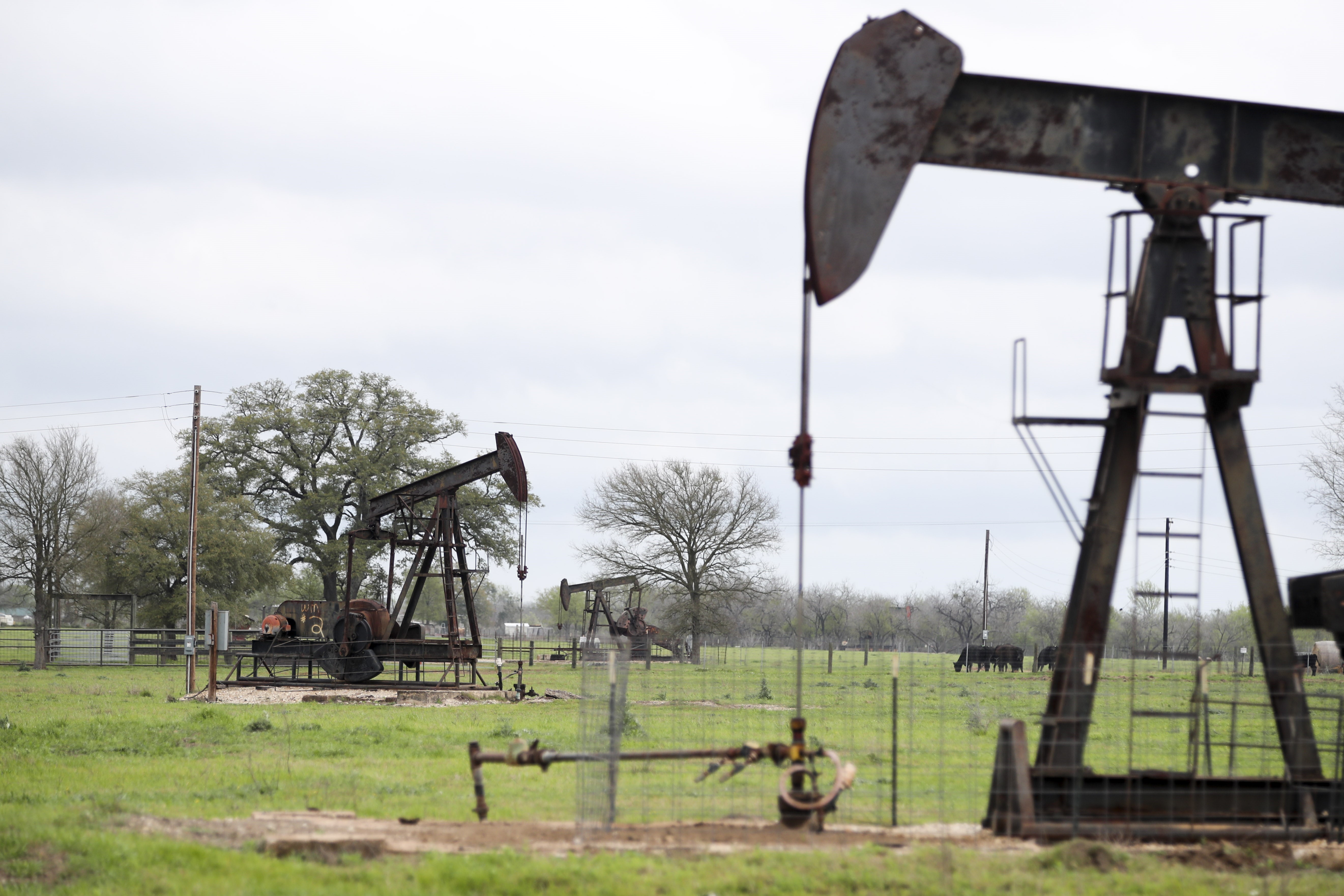 Một trạm bơm dầu ở Luling, bang Texas, Mỹ. Ảnh: THX/TTXVN