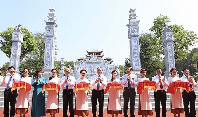 Thủ tướng Nguyễn Xuân Phúc cùng các đại biểu thực hiện nghi thức cắt băng khánh thành Đền Chung Sơn - Đền thờ Gia tiên Chủ tịch Hồ Chí Minh