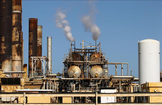 Một cơ sở khai thác dầu tại thị trấn al-Buraqah, Libya. Ảnh: AFP/TTXVN