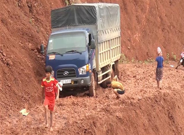 Mưa to gây sạt lở đất tại huyện Quỳnh Nhai, tỉnh Sơn La, khiến người dân và các phương tiện giao thông qua lại khó khăn. (Ảnh: Nguyễn Cường/TTXVN)